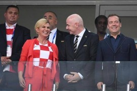 克罗地亚女总统抢镜!俄罗斯领先主动握手俄总理 本队反超激动起舞