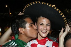 墨西哥球迷狂吻克罗地亚美女、哥伦比亚性感女记者爆红抢镜